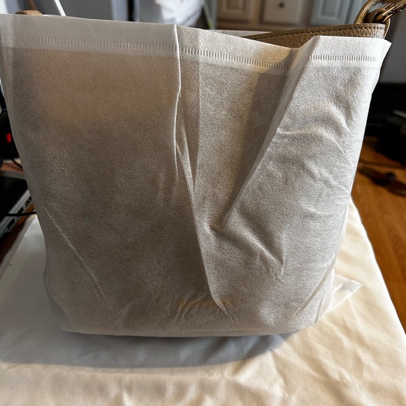 BNWT Estarer 2 and 1 Set. Bucket Purse and Crossbody with dust bag. Beige - Picture 4 of 4